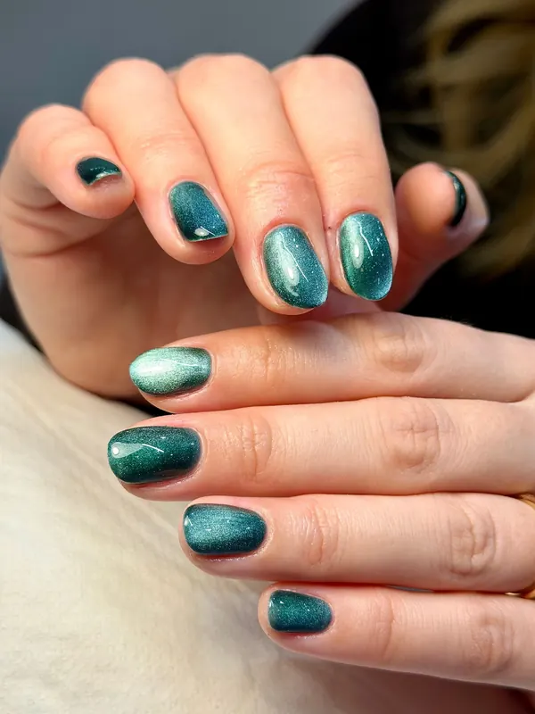 Teal cat-eye gel in a short almond shape